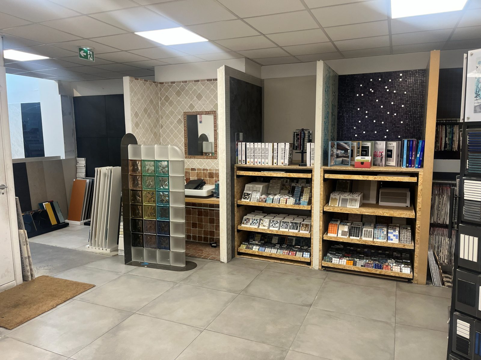 Présentoirs de mosaïque au showroom