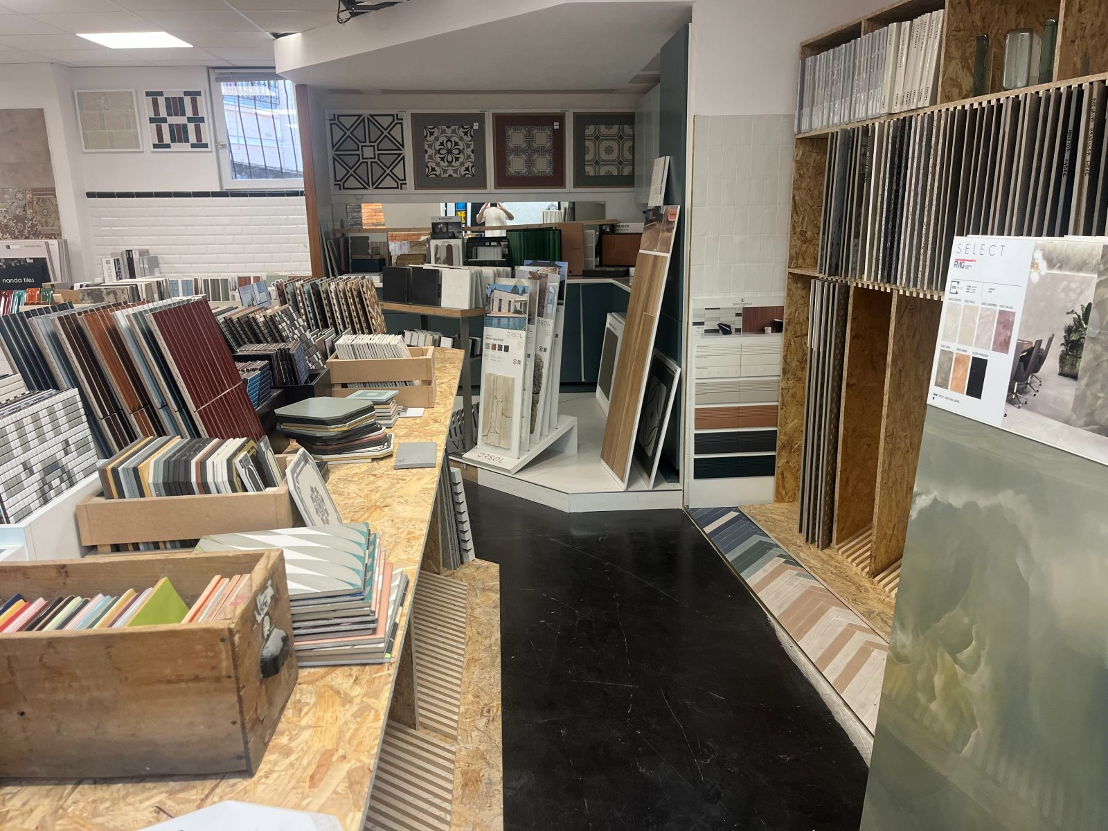 Allée d'échantillons de carrelage au showroom
