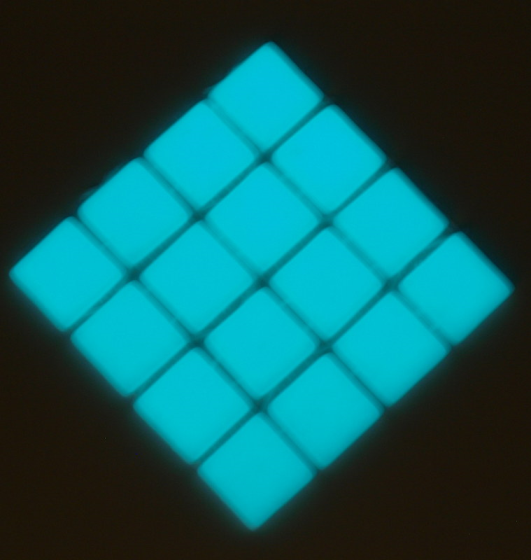 Pate de verre Phosphorescente (bleu irisé) 2,4 x 2,4 cm, par 100g