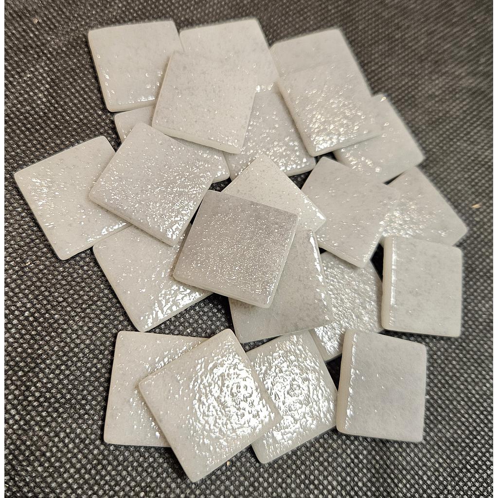Pâte de verre 366 (Nuagé Gris clair) 2,3 x 2,3 cm, vendu par 100g