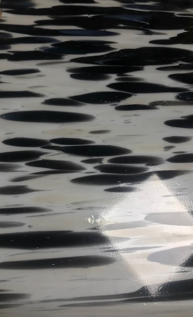 Plaque de verre transparente, moucheté noir et blanc - 20 x 30 cm .